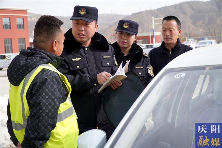 【深化“三抓三促”行動(dòng)】高效服務(wù)提升政務(wù)效能——環(huán)縣道路運(yùn)輸管理局日常工作探訪
