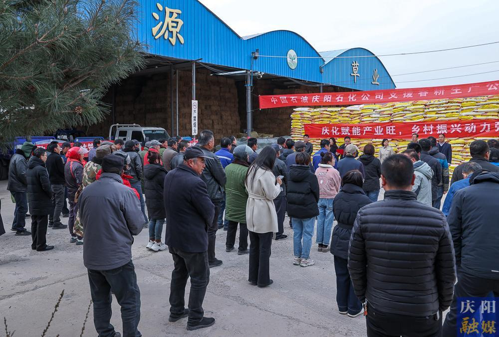 【攝影報(bào)道】慶陽(yáng)石化捐贈(zèng)90噸復(fù)合肥助力鎮(zhèn)原縣馬渠鎮(zhèn)春耕生產(chǎn)