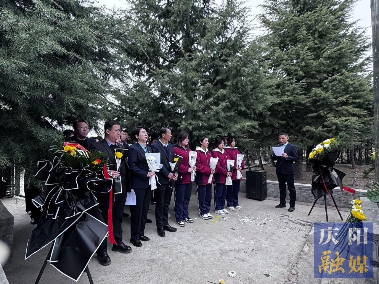【慶陽紅色研學旅游】清明祭英烈 薪火代代傳——慶陽第七中學赴西峰區(qū)南李村烈士陵園開展“黨建帶團建”思政教育實踐活動