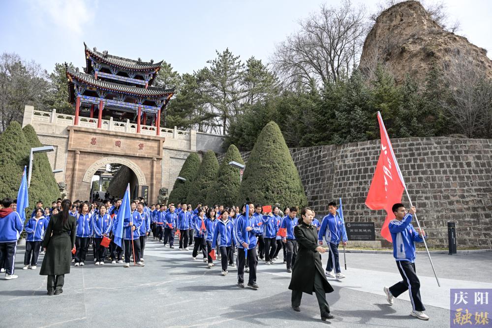 【攝影報(bào)道】慶陽(yáng)第六中學(xué)開(kāi)展“緬懷革命先烈 厚植家國(guó)情懷”思政教育實(shí)踐活動(dòng)