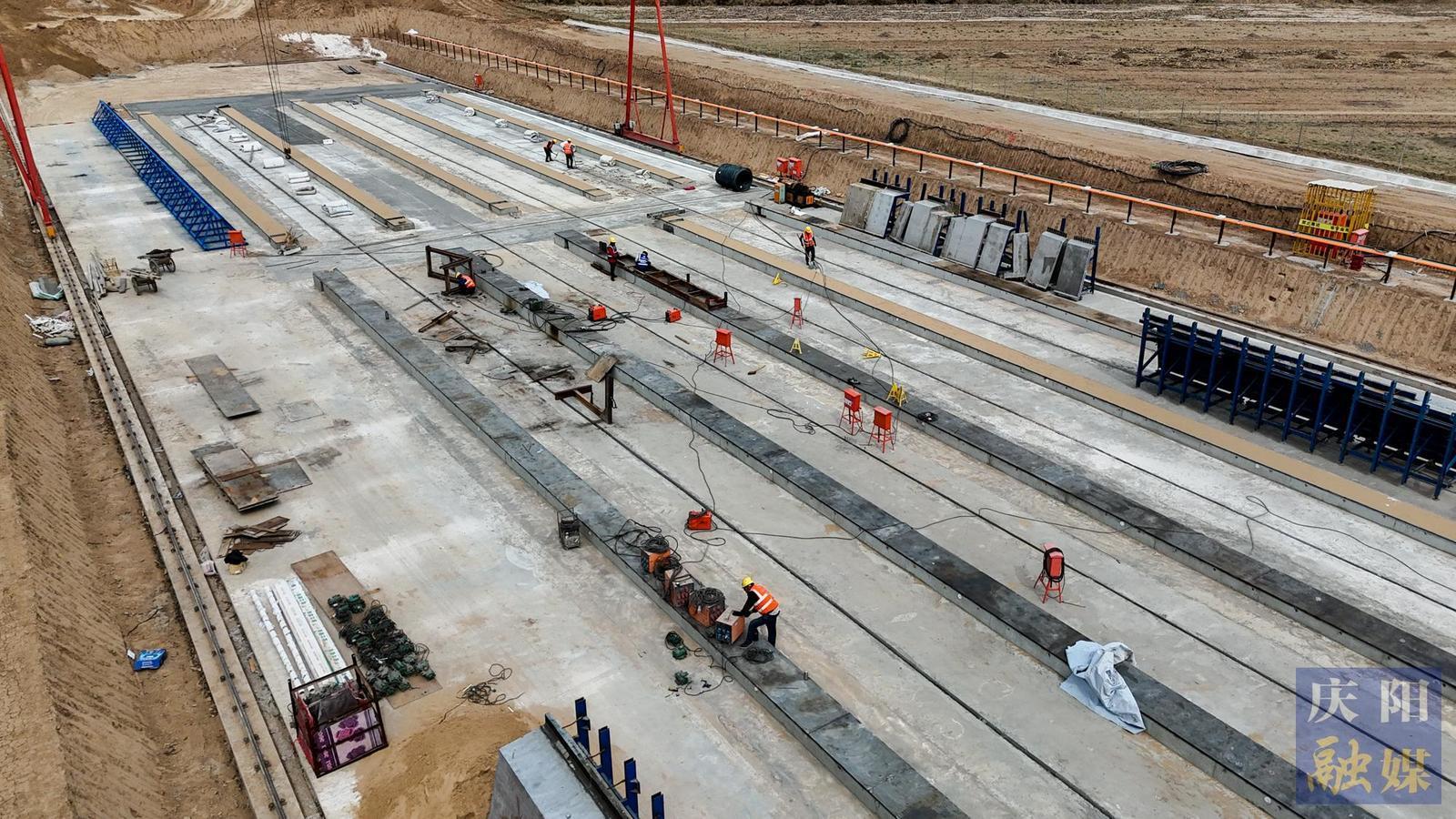 【攝影報(bào)道】慶陽(yáng)東繞城公路控制性工程小崆峒特大橋完成引橋下構(gòu)