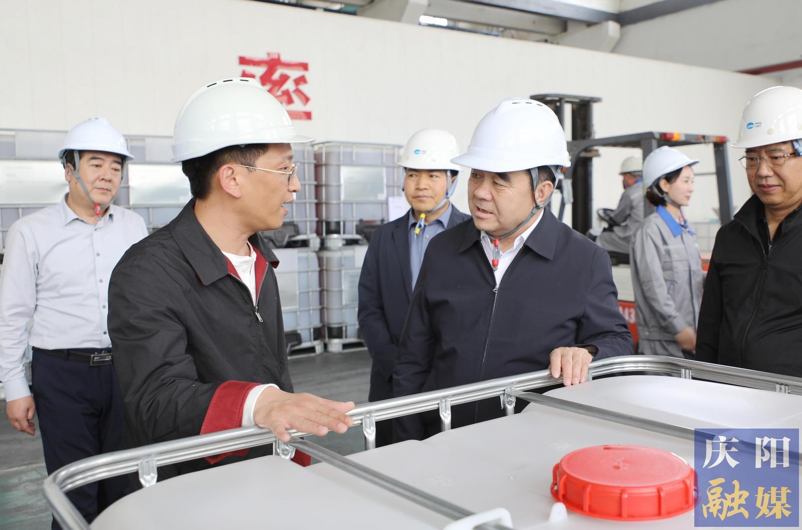 黃澤元在華池縣寧縣調(diào)研工業(yè)集中區(qū)建設(shè)發(fā)展情況時強(qiáng)調(diào) 強(qiáng)基礎(chǔ)優(yōu)服務(wù)提升園區(qū)發(fā)展能級 強(qiáng)招商聚集群積蓄經(jīng)濟(jì)發(fā)展動能