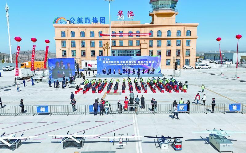 2025數(shù)字中國創(chuàng)新大賽·低空經(jīng)濟賽道·特別報道丨無人機秒變“巡檢尖兵”！全國首次油田巡檢挑戰(zhàn)賽在慶陽舉行
