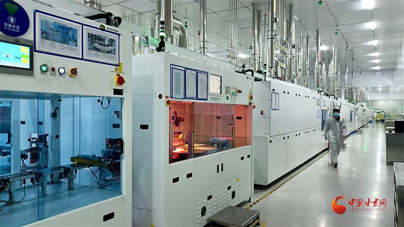 強(qiáng)信心 看發(fā)展丨酒泉新能源工廠 “機(jī)器人”來了