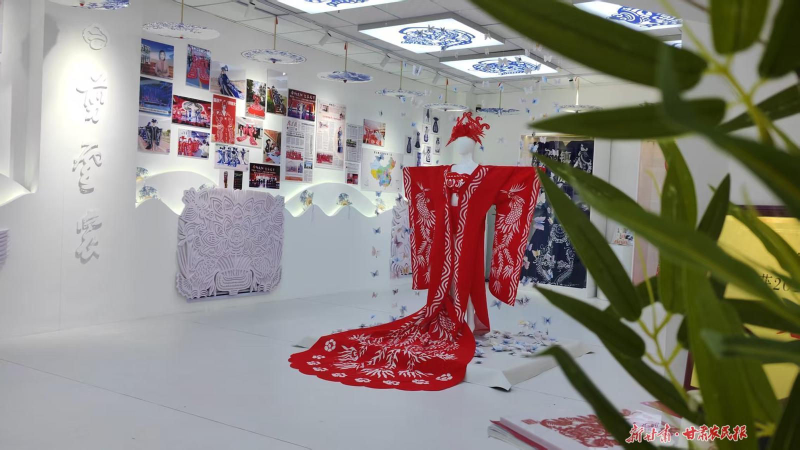 千年剪紙躍華服——慶陽(yáng)非遺的“剪云裳”驚艷出圈