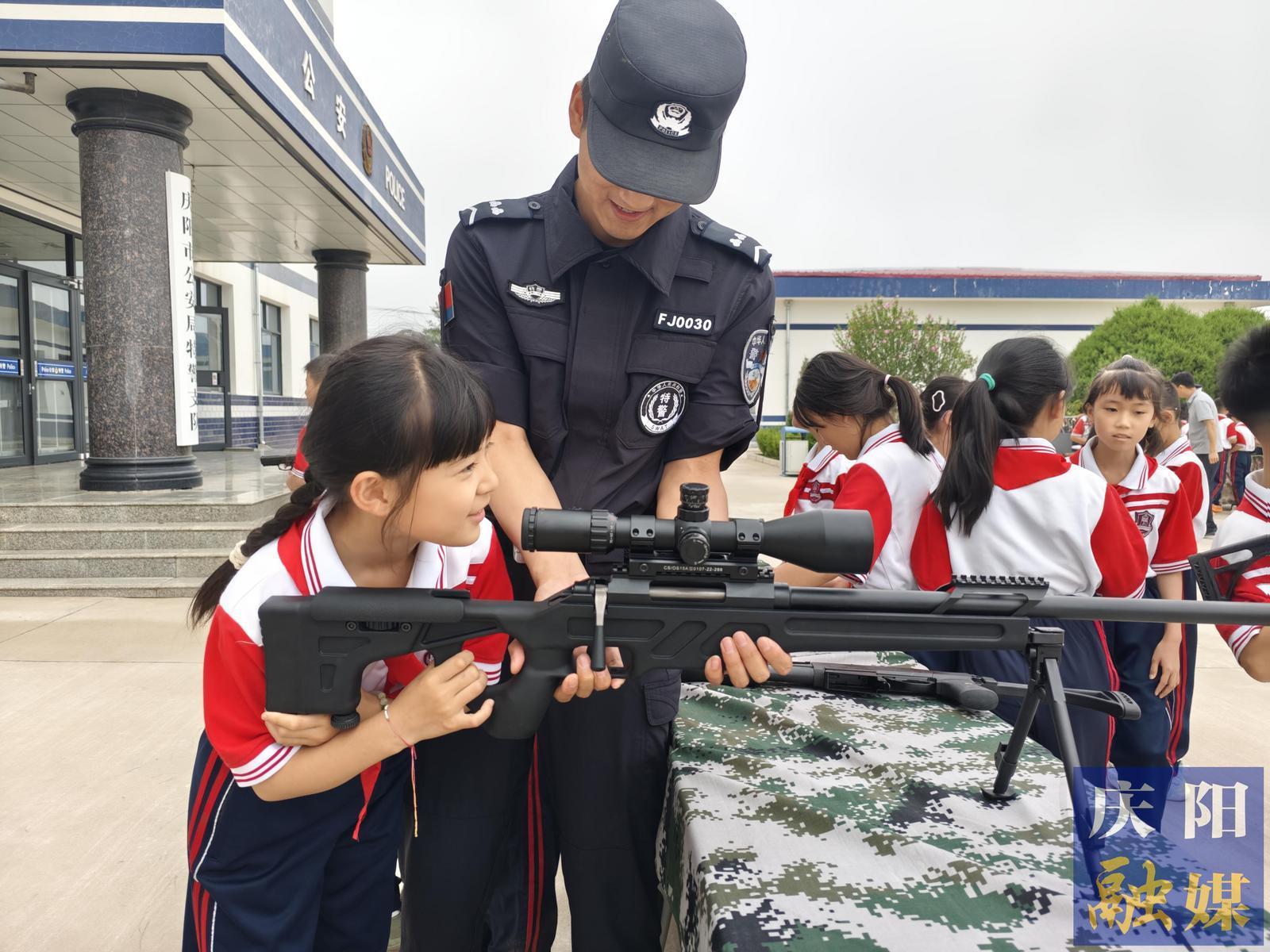 慶陽市少年警?！凹t領(lǐng)巾進警營”實踐體驗營活動開展