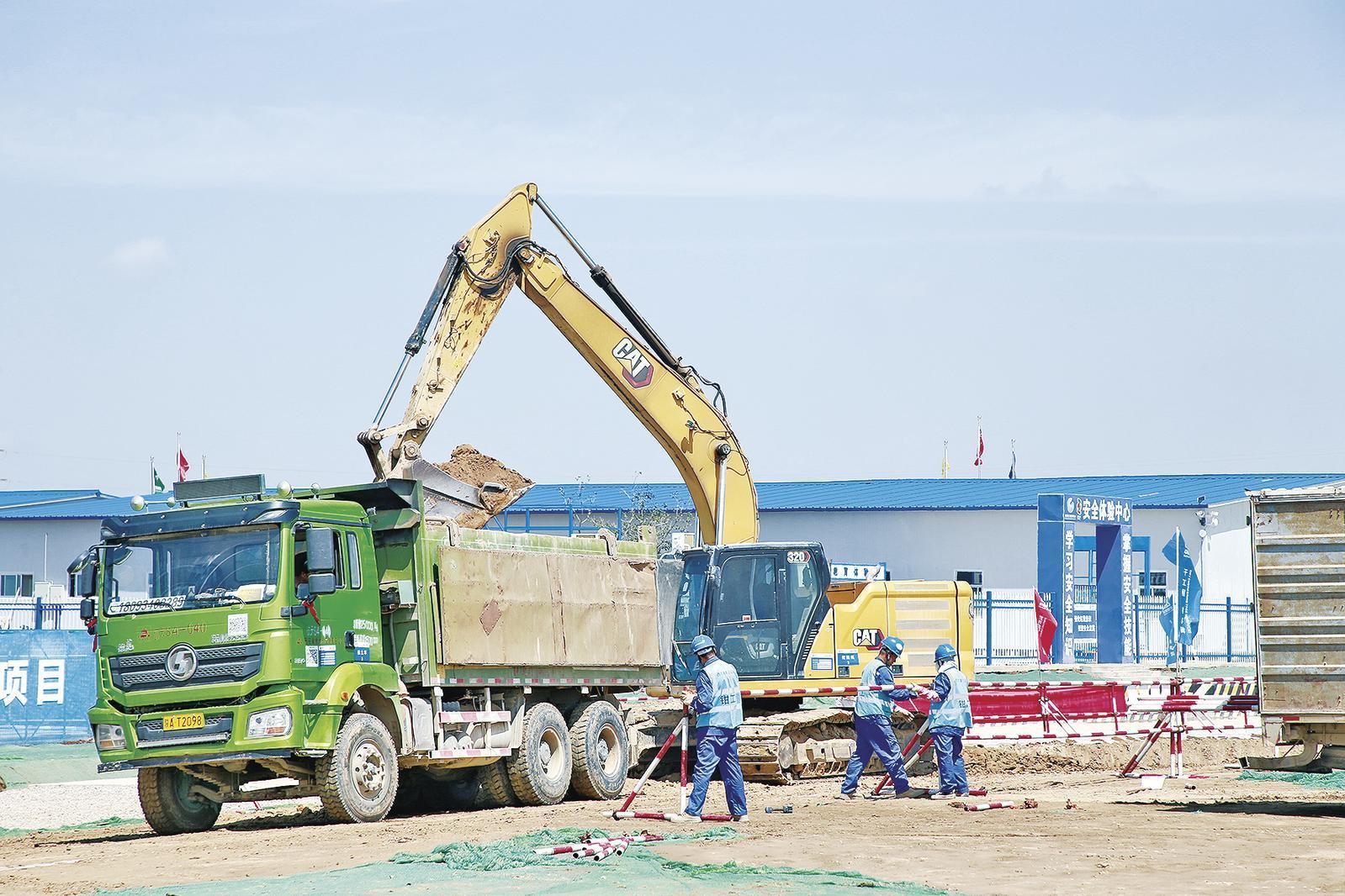 近日，位于寧縣早勝鎮(zhèn)的甘能化（慶陽(yáng)）2×660MW煤電項(xiàng)目建設(shè)如火如荼。
