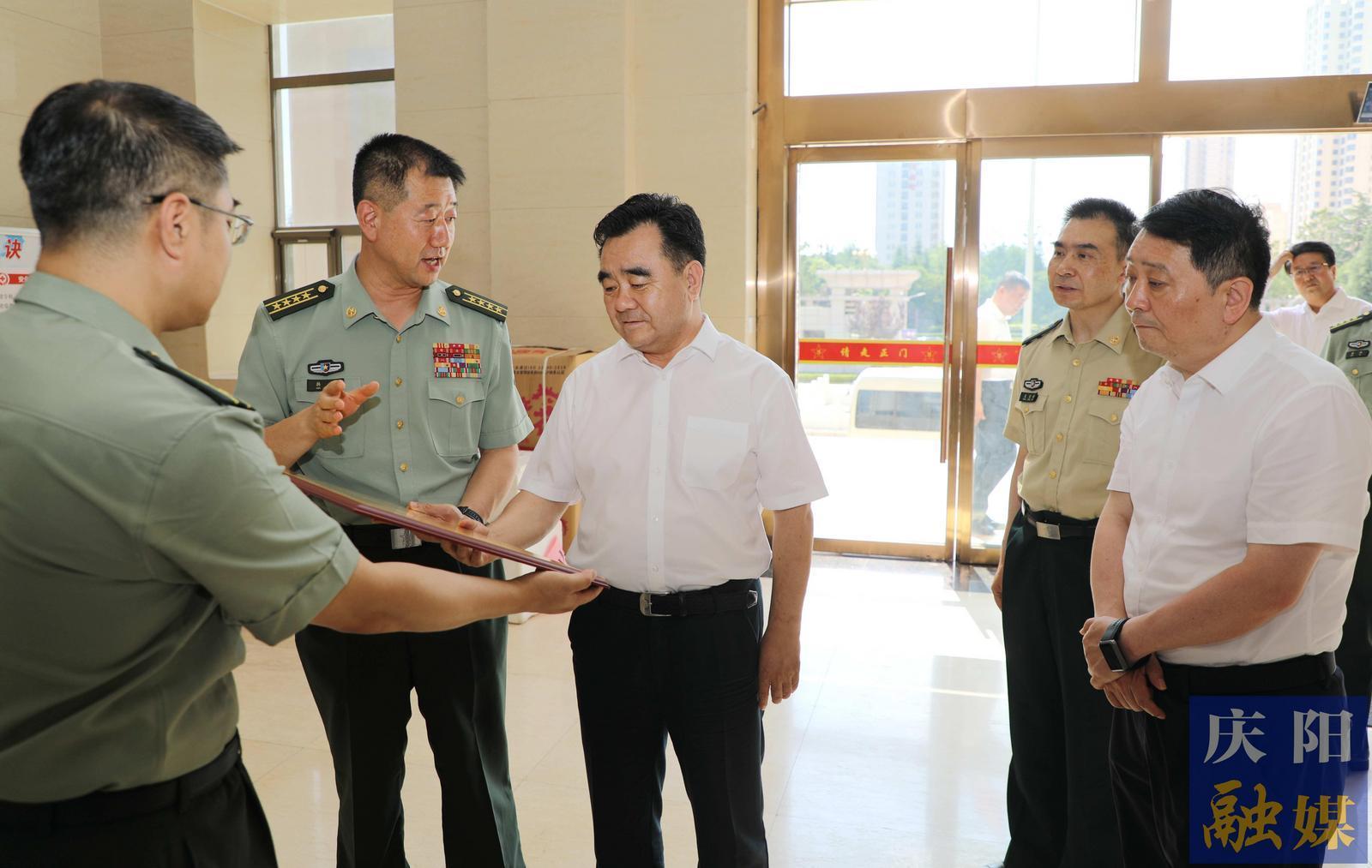 黃澤元周繼軍“八一”建軍節(jié)前看望慰問駐慶部隊官兵